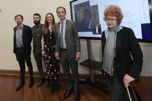 Il governatore del Friuli Venezia Giulia, Massimiliano Fedriga, e l'assessore alla Cultura, Tiziana Gibelli, con gli autori del progetto 'MoneTA', Elena Pockay, Eric Gerini e Nicola Facchini.